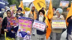 ਪ੍ਰਦਰਸ਼ਨ ਕਰਦੇ ਲੋਕ