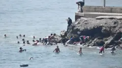 Migrantes en las aguas cercanas a Ceuta