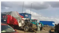 Aworan tirela to ni ijamba ati awọn eeyan to duro ti i