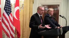 Recep Tayyip Erdoğan ve Donald Trump, Türkiye ve ABD bayrakları önünde konuşuyor.