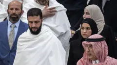لطيفة الشرع ترافق زوجها رئيس المرحلة الانتقالية في سوريا أحمد الشرع في رحلة عمرة في مكة