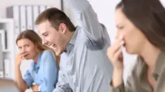 terli erkek ve yanında burnunu tutan kadınlar