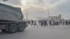 نازحون في جنوب غزة يتسلقون شاحنات الإغاثة في مدينة رفح