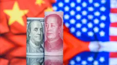 Cédulas dos EUA e da China, em frente a bandeiras dos respectivos países