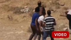 கற்கள், கம்புகளுடன் மோதிக்கொள்ளும் இஸ்ரேல், பாலத்தீன மக்கள்