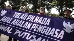 Unjuk rasa mengawal putusan Mahkamah Konstitusi di depan Gedung Mahkamah Konstitusi, Jakarta, Kamis (22/8/2024). 