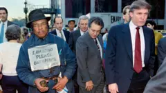 O presidente dos EUA Donald Trump ao lado de um homem com deficiência