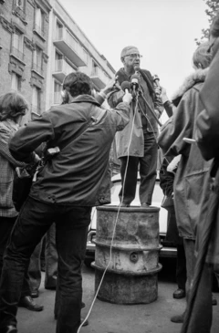 Sartre em cima de um barril sendo entrevistado por vários jornalistas