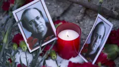 Uğur Mumcu için düzenlenen anma törenlerinde birindeki Mumcu resimleri 