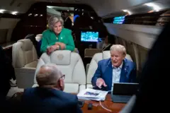 Susie Wiles al lado de Donald Trump en un avión privado