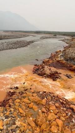 Un río naranja de Alaska