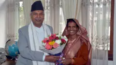 पति रामसहायप्रसाद यादव उपराष्ट्रपति भएपछि बधाई ग्रहण गर्दै उनकै साधमा चम्पादेवी 