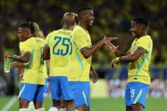 Endrick e Rayan em campo com a camisa da seleção