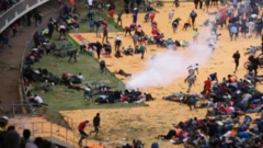 Pipo dey run as dem dey throw tear gas into the crowd