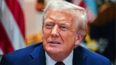 Портрет Трампа крупним планом: він злегка посміхається, ймовірно, щось говорячи, та дивиться вбік