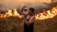 muškarac gasi požar u Deliblatskoj peščari