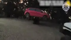 በፎርክሊፍት የተንጠለጠለችው መኪና 