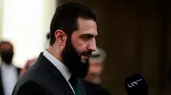 صورة جانبية لقائد هيئة تحرير الشام في سوريا أحمد الشرع.