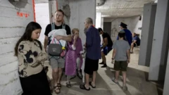 Pessoas em abrigo subterrâneo