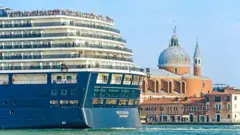 Un enorme crucero navega frente a Venecia