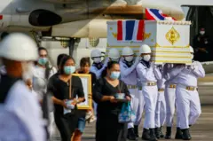 ภาพคนเคลื่อนศพผู้เสียชีวิตจากเหตุเรือหลวงสุโขทัยอับปาง