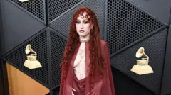 Чаппелл Роун у бордовій сукні з накидкою