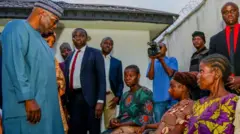 Kwara govnor Abdulrahman Abdulrazaq meet freed abducted church worshippers for di govment house Ilorin.