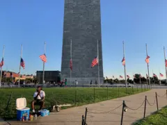 Bandeiras americanas hasteadas a meio-mastro em Washington, por ordem de Trump, após o assassinato de Charlie Kirk