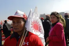 सूर्यअङ्कित एमालेको पार्टी झण्डा बोक्दै एक महिला महाधिवेशन उद्घाटन समरोहमा सहभागी हुँदै