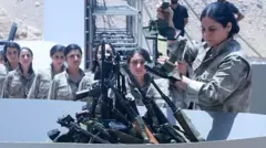 Combatientes del Partido de los Trabajadores del Kurdistán (PKK) se alinean para depositar sus armas en un pozo durante una ceremonia en Sulaimaniyah, en la región autónoma del Kurdistán iraquí.