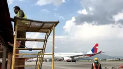 त्रिभुवन अन्तर्राष्ट्रिय विमानस्थलमा रनवे विस्तारसहित स्तरोन्नतिको काम भइरहेको छ 