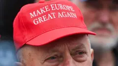 Мужчина в бейсболке с надписью "Сделаем Европу снова великой"
