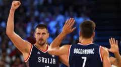 Nikola Jokić i Bogdan Bogdanović tokom meča za treće mesto na Olimpijskim igrama u Parizu