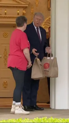 Donaldu Trampu su dostavljene dve kese Mekdonaldsove hrane.