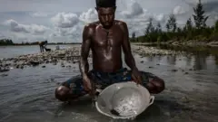 Seorang penambang emas ilegal masyarakat Kamoro, Tinus, mendulang emas pada 4 Februari 2017 di Timika. 