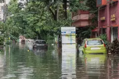 সোমবার রাত থেকে কয়েক ঘণ্টার টানা বৃষ্টিতে জলমগ্ন কলকাতার চিত্র। 