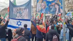 تظاهرات طرفداران شاهزاده رضا پهلوی نزدیک محل برگزاری کنفرانس امنیتی مونیخ