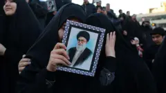 Fiéis choram a morte do aiatolá Ali Khamenei nos ataques de 28 de fevereiro de 2026