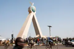 Des manifestants rassemblés sous un monument de la capitale malienne, Bamako