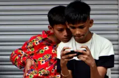 කෙසේ වෙතත්, ලෝක සෞඛ්‍ය සංවිධානය නිර්දේශ කර ඇත්තේ, පාසල් දරුවන් ඩිජිටල් තිර ඉදිරියේ ගත කරන කාලය හැකි තාක් අවම කළ යුතු බවට ය.