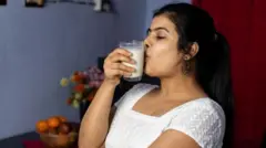 Wata mata na shan madara.