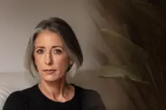 Vera Iaconelli, uma mulher de pele clara, olhos claros, e cabelo grisalho abaixo da orelha, olha para a câmera