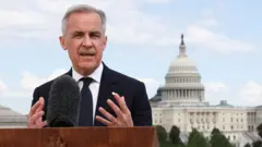 米議会議事堂を背に記者会見するカナダのカーニー首相