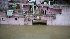 వరద నీటిలో మునిగిన ఇళ్లు