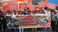 বাংলাদেশে হিন্দুদের ওপরে অত্যাচারের অভিযোগে নানা স্লোগান লেখা ব্যানার ও প্লেকার্ডসহ কলকাতায় প্রতিবাদ মিছিলে অংশ নিয়েছে বেশ কিছু লোক, ফাইল ছবি