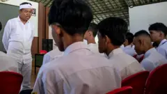 Gubernur Jawa Barat Dedi Mulyadi berbincang dengan sejumlah siswa di Dodik Bela Negara Rindam III Siliwangi, Lembang, Kabupaten Bandung Barat, Jawa Barat, Senin (05/05). 
