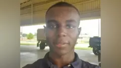 Travis King yavuye ku kibuga cy'indege ahita ajya mu intsinda ry'abakerarugendo bagiye gusura umupaka akomerezaho ahungira muri Korea ya Ruguru 