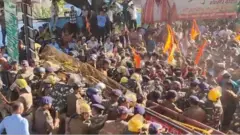 पुलिस और प्रदर्शनकारियों के बीच झड़प