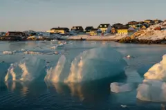 Paisaje nevado y con hielo en la costa de Nuuk, Groenlandia.