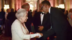 Umwamikazi Elizabeth II aramukanya na Perezida Kagame mu 2018 i London